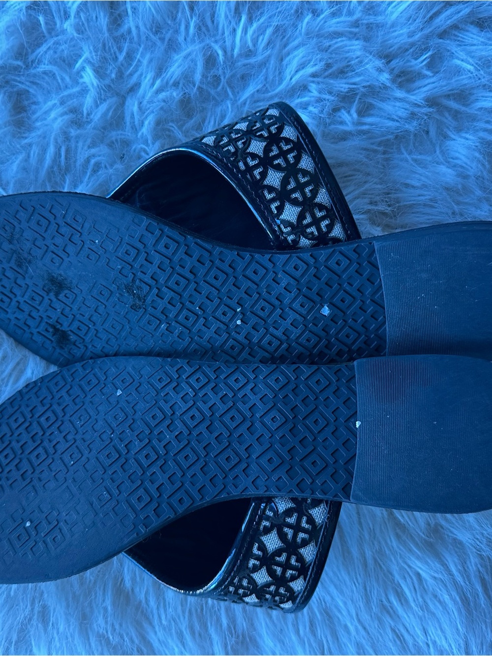 Tory Burch Black leather Sandals with Logo Cutouts beige background 8 - Picture 5 of 11